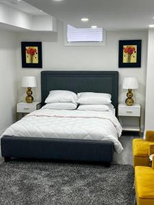 um quarto com uma cama grande e 2 mesas de cabeceira em New Luxurious Studio Apartment em Brampton