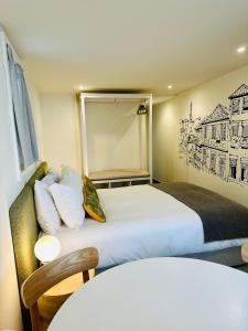 Habitación de hotel con 2 camas y ventana en CHARM APARTMENTS PORTO - Centro Batalha 2 en Oporto