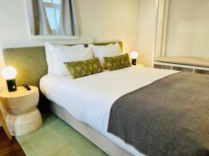 1 dormitorio con 1 cama blanca grande y 2 almohadas en CHARM APARTMENTS PORTO - Centro Batalha 2 en Oporto