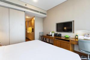 武漢的住宿－武漢沌口名致服務公寓，客房设有一张床、一张书桌和电视