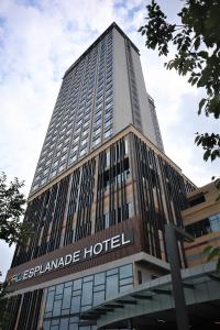 巴生的住宿－KSL ESPLANADE HOTEL with HOT SPRING，带有滨海酒店标志的建筑