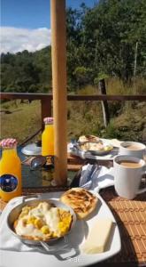 einen Tisch mit Teller mit Speisen und Kaffee darauf in der Unterkunft Glamping La Villa in Guatavita