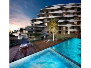 un rendimiento de un edificio con piscina en Riverside Resort Apartment en Melbourne