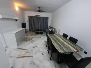 a conference room with a wooden table and chairs at XHQ Home stay - Bayview b-9-2 in Kampong Baharu