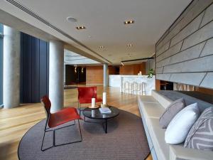 sala de estar con sofá, mesa y sillas en Riverside Resort Apartment, en Melbourne