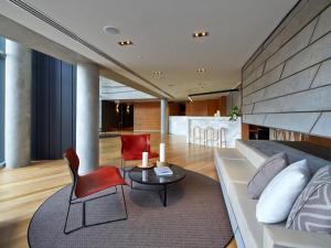 un soggiorno con un divano, un tavolo e delle sedie di Riverside Resort Apartment a Melbourne