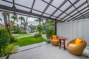 pérgola con 2 sillas y mesa en el patio en NH Boat Lagoon Phuket Resort, en Phuket