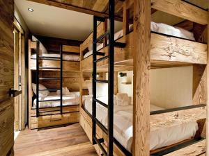 Łóżko lub łóżka w pokoju w obiekcie Appartement lumineux avec balcon à 2 chambres doubles et services inclus, skis aux pieds - FR-1-613-65