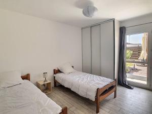 1 dormitorio con 2 camas y ventana grande en Maison La Rochelle, 6 pièces, 8 personnes - FR-1-710-4, en La Rochelle