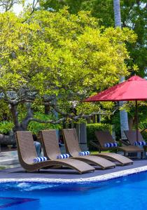 Бассейн в Chaarya Resort & Spa или поблизости