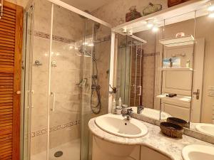 Koupelna v ubytování Maison La Rochelle, 5 pièces, 6 personnes - FR-1-710-2