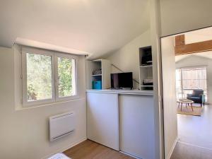 een woonkamer met een raam en een bureau bij Maison Aytré, 2 pièces, 4 personnes - FR-1-710-12 in Aytré