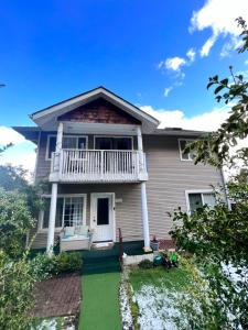 Casa con balcón y patio verde en MountForest en Shoreline