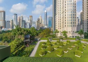 un parque en medio de una ciudad con edificios altos en The Athenee Hotel, a Luxury Collection Hotel, Bangkok, en Bangkok