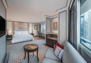 una camera d'albergo con letto e divano di The Athenee Hotel, a Luxury Collection Hotel, Bangkok a Bangkok