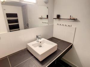 Koupelna v ubytování Appartement La Rochelle, 3 pièces, 4 personnes - FR-1-710-19