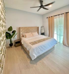 1 dormitorio con 1 cama y ventilador de techo en Chantara Cottage en Kampung Mawar