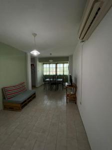sala de estar con sofá y mesa en Departamento Pascual Toso en Villa Nueva
