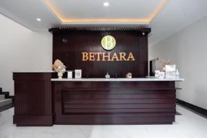 un vestíbulo de hotel con un bar con el nombre de Behtar en Bethara Hotel Syariah Lampung en Tanjungkarang