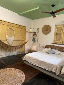 Легло или легла в стая в Chalé da sereia apart-hotel tinyhouse e loft duplex com cozina Oásis no centro de jericoacoara