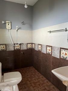 A bathroom at Minara Guest House