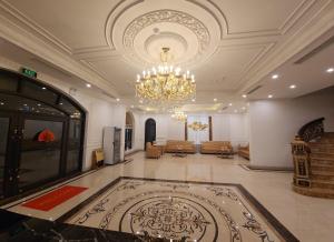 ハロンにあるNew Ha Long Hotel - by Bay Luxuryのシャンデリアと大きな敷物が備わる広いロビー