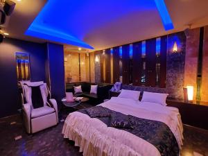 旭川市にあるホテルセリーヌ(大人限定)の大きなベッドとソファが備わるホテルルームです。