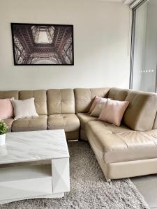 Un lugar para sentarse en Charming One-Bed Apt in the Heart of Parramatta