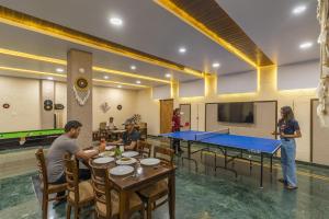 Stolní tenis v ubytování Zostel Homes Pushkar nebo okolí