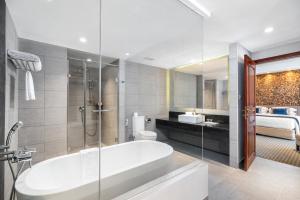 Bilik mandi di Yangon Thanlwin Hotel