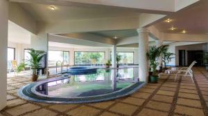 Bazén v ubytování Whispering Heights, Pawna Lake, Lonavala - amã Stays & Trails nebo v jeho okolí