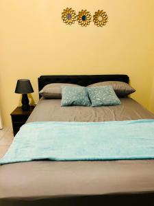 The Rest Stop-B- 15 min from Airport/24hrs Security客房内的一张或多张床位
