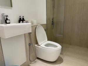 uma casa de banho com um WC, um lavatório e um chuveiro em Lumi Tropicana em Petaling Jaya