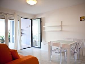 cocina con mesa y sillas en una habitación en Costa Azzurra Residence en Grado
