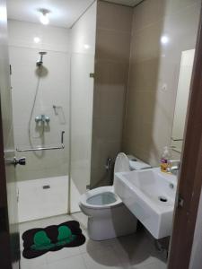 uma casa de banho com um WC, um lavatório e um chuveiro em Condotel Near Airport at Two Palmtree Villas em Manila