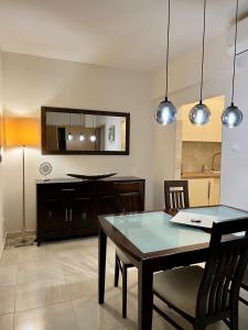 eine Küche und ein Esszimmer mit einem Tisch und Stühlen in der Unterkunft Chance Apartman Bükfürdő in Bük