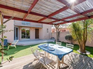 Patio alebo iná vonkajšia časť ubytovania Villa spacieuse à Gruissan, 4 chambres, jardin privé, clim, proche plage, idéal familles/amis - FR-1-409A-18