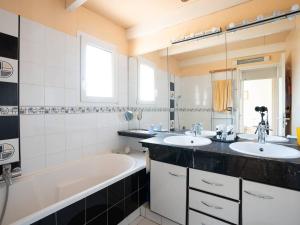 Kúpeľňa v ubytovaní Villa spacieuse à Gruissan, 4 chambres, jardin privé, clim, proche plage, idéal familles/amis - FR-1-409A-18