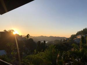 vista sul tramonto da un resort di Drop Hostel a Kandy