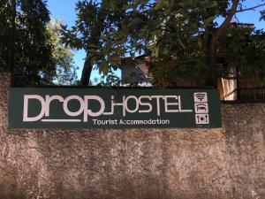 um sinal no lado de uma parede em Drop Hostel em Kandy