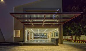 um corredor de um edifício com um tecto de vidro em Golden Tulip Tirupati em Tirupati