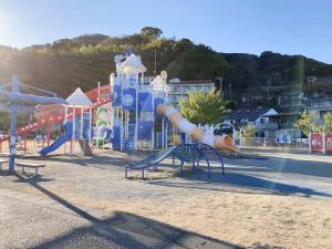 un parque infantil con tobogán y un parque acuático en Pension Todoroki en Atami