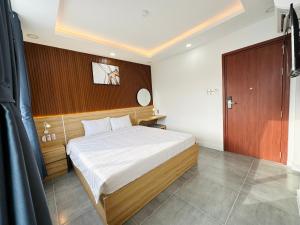 Postel nebo postele na pokoji v ubytování Ngọc Anh Hotel