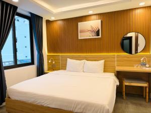 Postel nebo postele na pokoji v ubytování Ngọc Anh Hotel