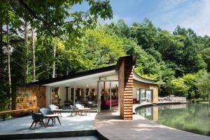 una casa en el bosque con piscina en Hoshino Resorts BEB5 Karuizawa en Karuizawa