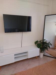białe centrum rozrywki z telewizorem z płaskim ekranem na ścianie w obiekcie sky furnished apartment in south b w mieście Nairobi