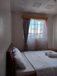 małą sypialnię z łóżkiem z oknem w obiekcie sky furnished apartment in south b w mieście Nairobi