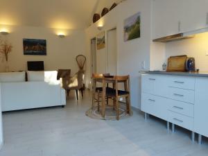 een keuken en een woonkamer met een tafel en een bank bij 20 Casa da Aldeia in Alfarim