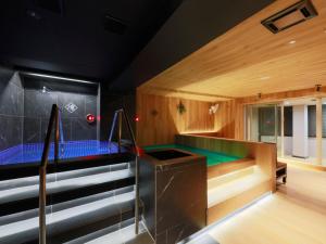 un jacuzzi en una habitación con escaleras en Rembrandt Cabin & Spa Shimbashi - Caters to Men en Tokio