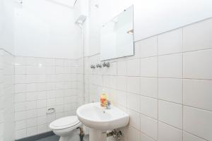 een witte badkamer met een toilet en een wastafel bij Happy Holiday Cascais - Home in Cascais